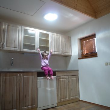 Дневной свет на кухне с небольшим оконным проёмом